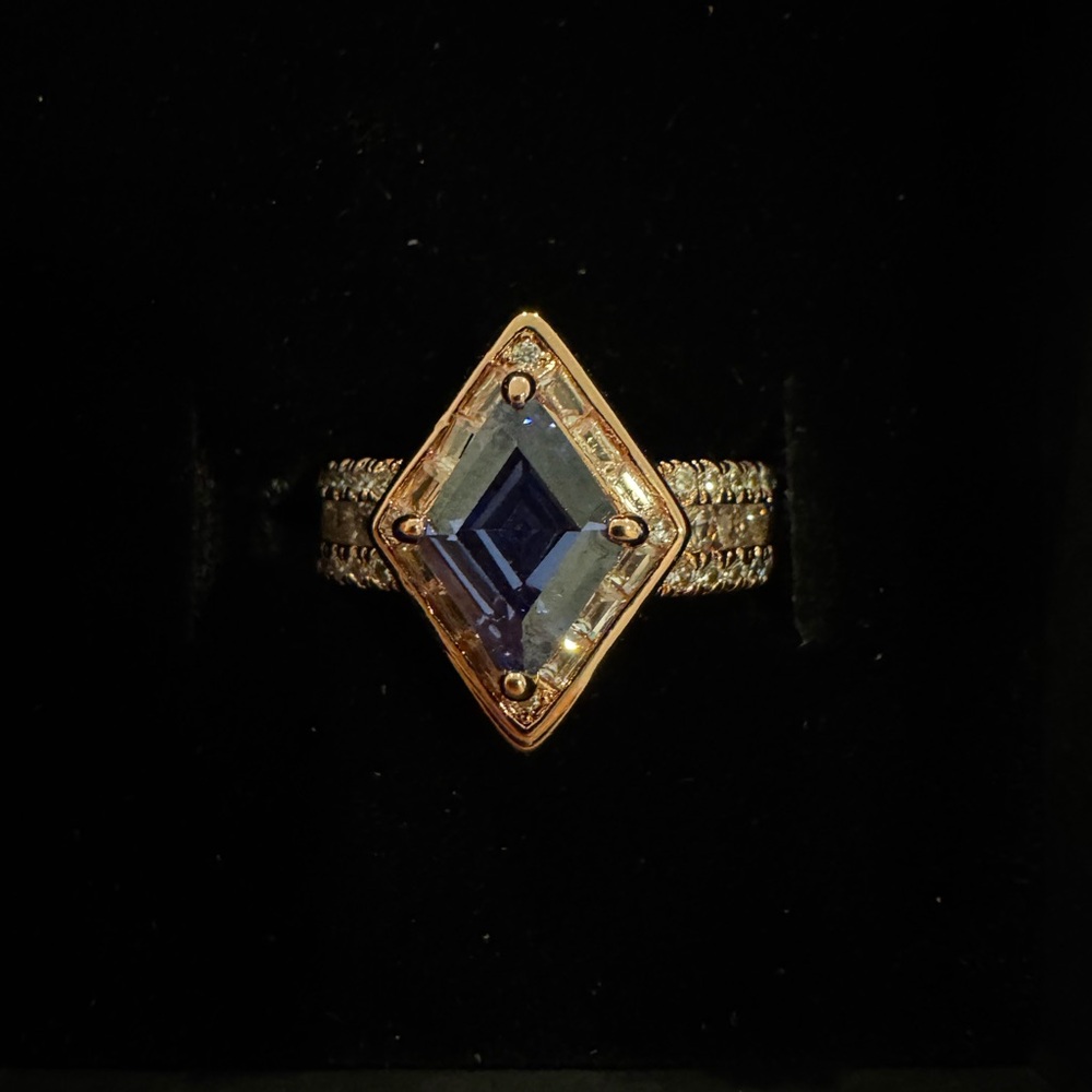 Elegant Gold and Blue Gemstone Ring